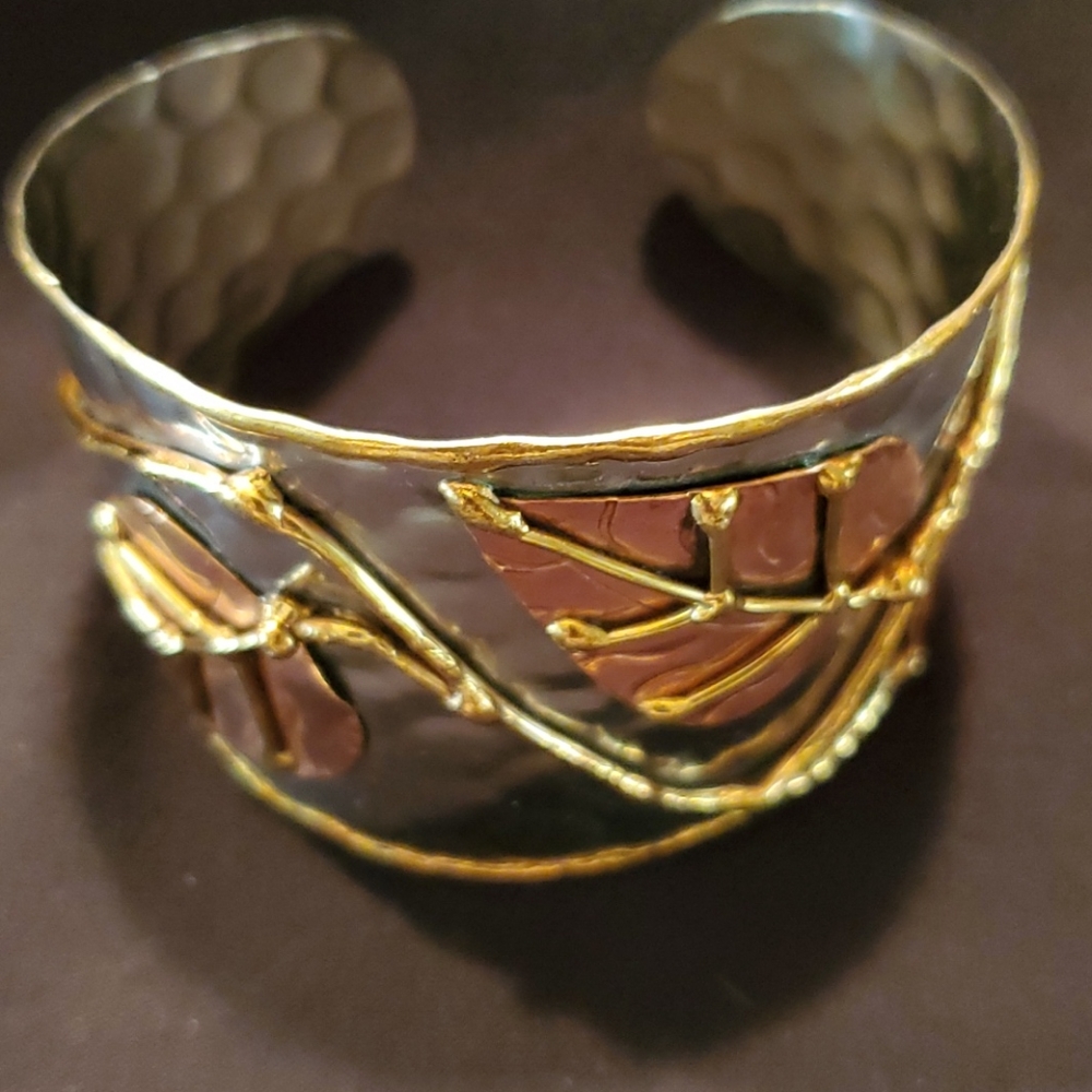 Leaf motif cuff bracelet - Picture 2 of 3